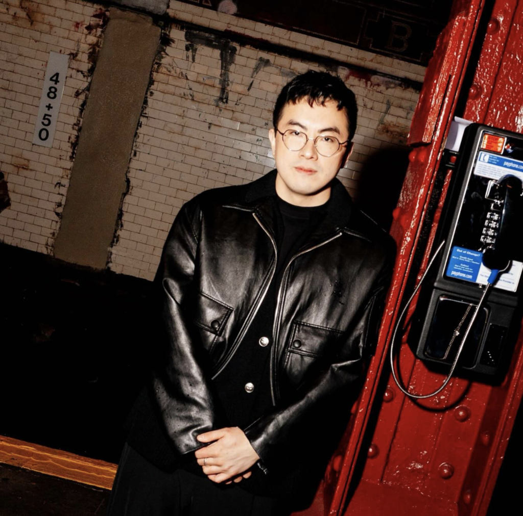 ¿Quién es Bowen Yang? El comediante que redefine el humor contemporáneo